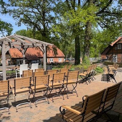 Bild vergrößern: Abgebildet ist das Pavillon des Trauzimmers - mit Bestuhlung für die Gäste.